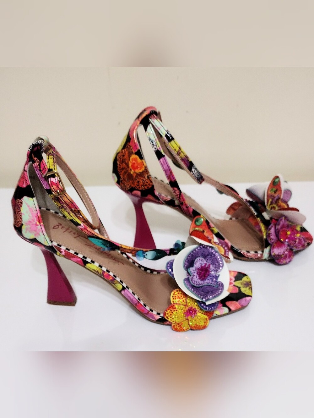 Betsey Johnson Sz 6.5 Chic Multicolor Floral Butterfly Appliqué Heels - Picture 4 of 14